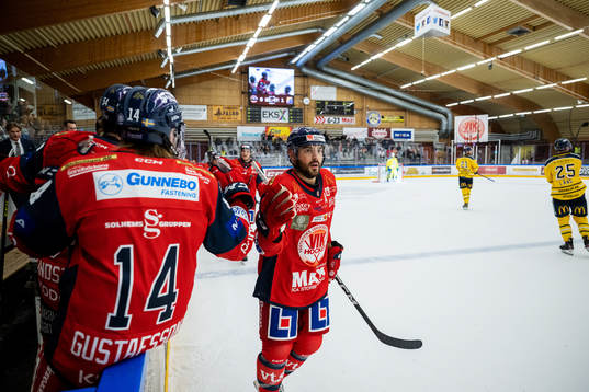 Västerviks Marcus Vela jublar