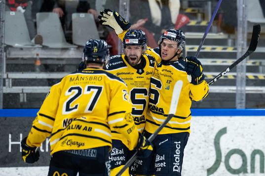 Södertäljes Linus Videll jublar med lagkamrater 1-2