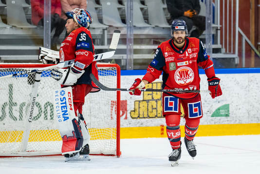 Västerviks målvakt Emil Kruse och Marcus Vela deppar
