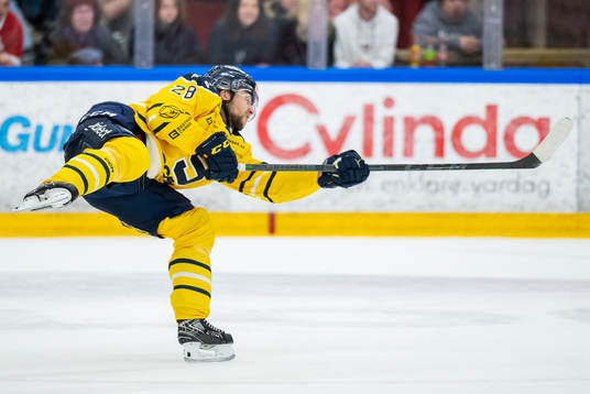 Här skjuter Södertäljes Emil Alba in 0-1