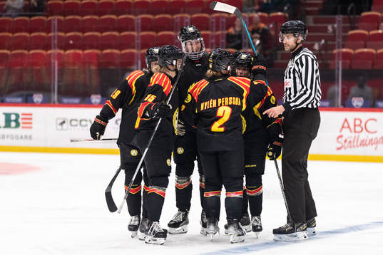 Brynäs Maja Nylen-Persson jublar med lagkamrater