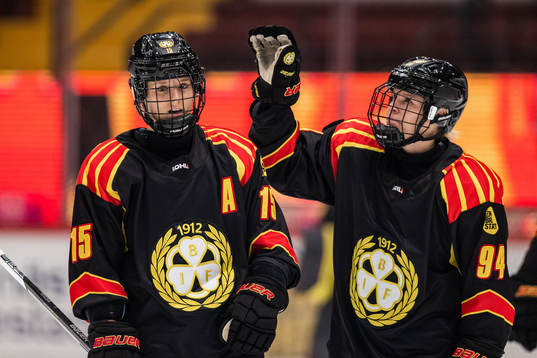 Brynäs Lara Stalder och Anna Meixner jublar