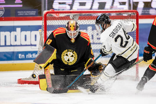 Brynäs målvakt Klara Peslarova och SDEs Wiktoria Sikorska