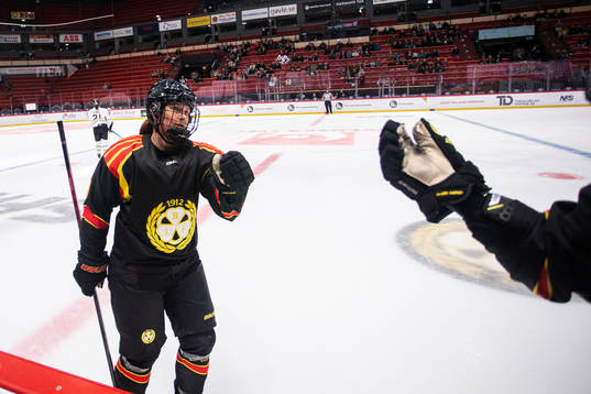 Brynäs Alena Mills jublar