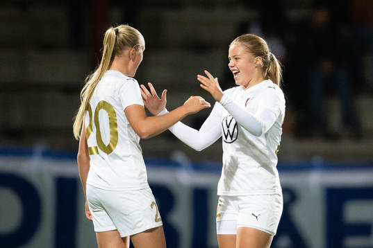 Rosengårds Tilde Björklund och Hanna Stenberg jublar