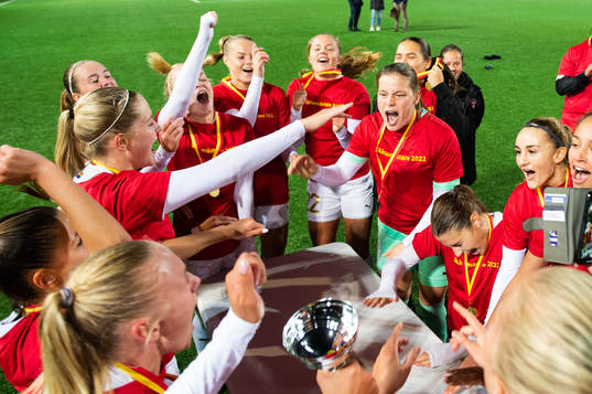 Rosengårds spelare jublar