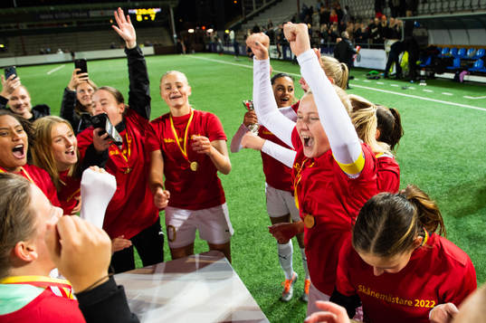 Rosengårds spelare jublar