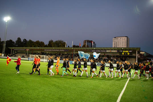 Rosengårds och Malmö FFs spelare gör entré