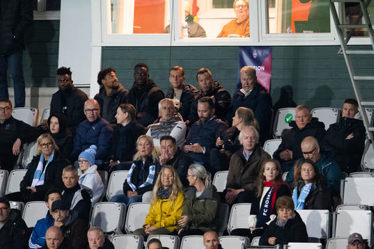 Malmö FFs spelare med sportdirektören Daniel Andersson
