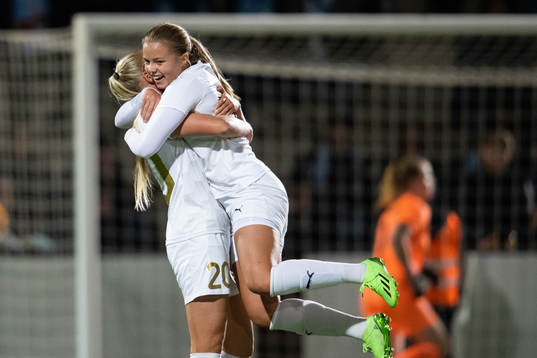 Rosengårds Tilde Björklund och Hanna Stenberg jublar