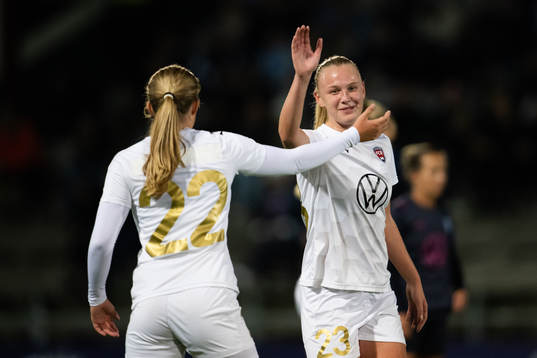 Rosengårds Tilde Björklund och Em Lundström jublar