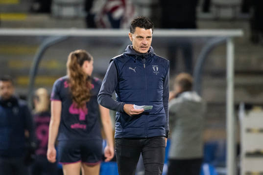 Malmö FFs tränare Fredrik Jahnfors med en lista i handen