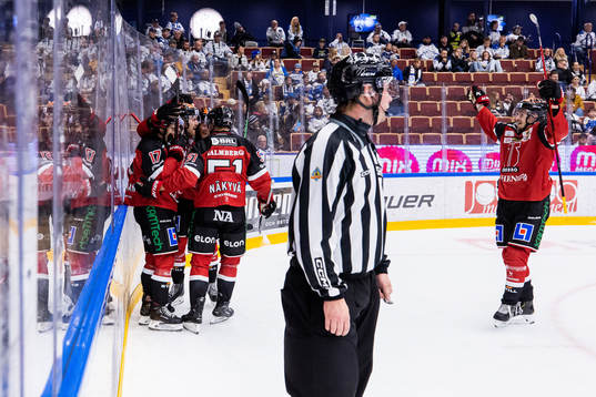 Örebros Rasmus Rissanen jublar med lagkamrater