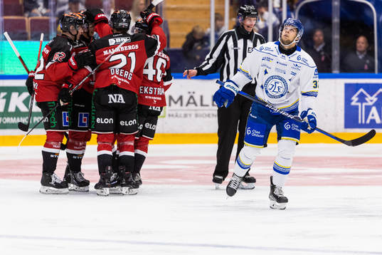 Örebros spelare jublar medan Leksands Jesper Kandergård