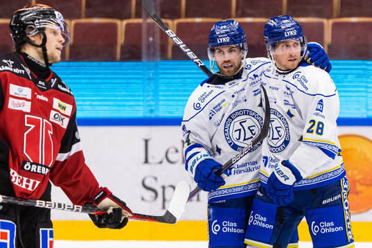 Leksands Oskar Lang jublar med målskytten till reducering