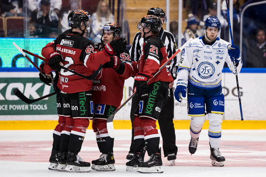 Örebros spelarna jublar