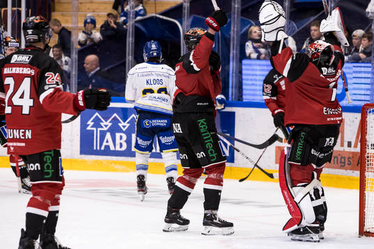 Örebros målvakt Jhonas Enroth jublar