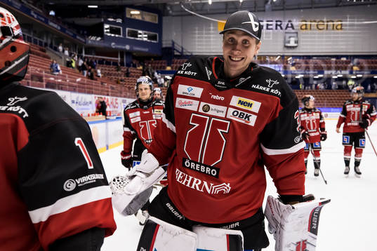 Örebros målvakt Jonas Arntzen jublar