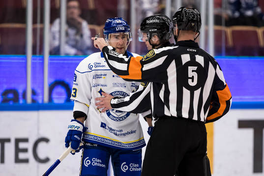 Leksands Mikael Ruohomaa och Domare Daniel Eriksson