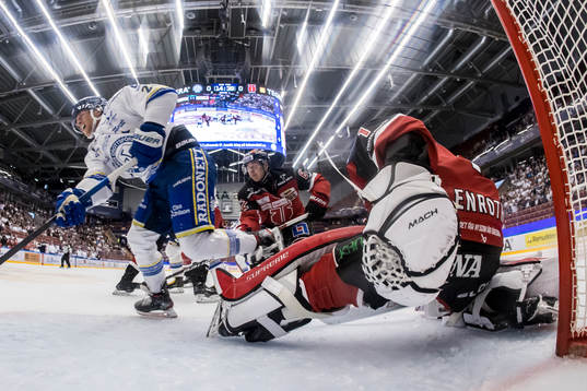 Leksands John Quenneville och Örebros målvakt Jhonas