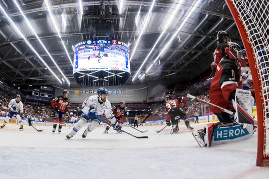 Leksands Oskar Lang och Örebros målvakt Jhonas Enroth