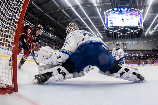 Örebros William Wikman och Leksands målvakt Kasimir