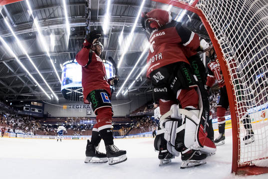 Örebros spelarna jublar