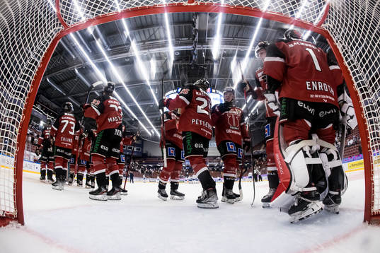 Örebros spelarna jublar
