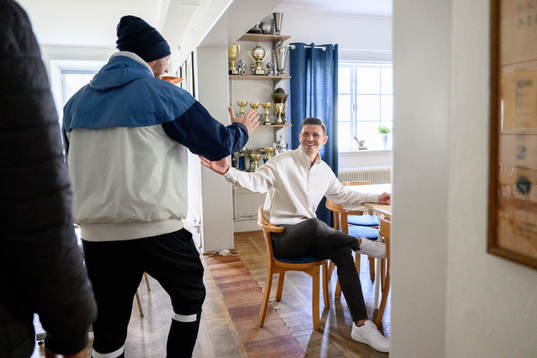 Värnamos tränare Kim Hellberg hälsar på Marcus Antonsson