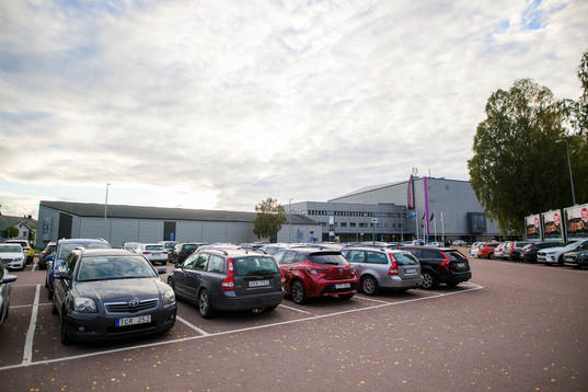 Parkeringen utanför Löfbergs Arena