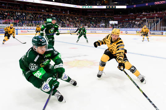 Färjestads Joel Nyström och Skellefteås Oscar Möller