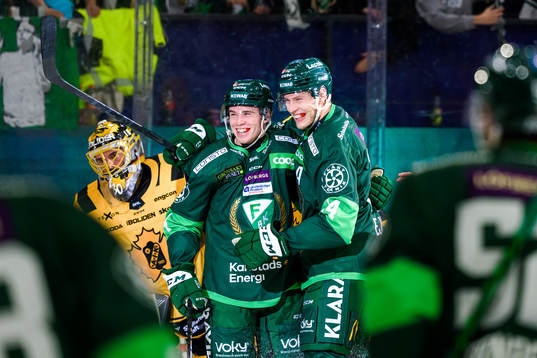 Färjestads Oscar Lawner och Victor Ejdsell jublar