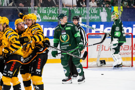 Färjestads Mattias Göransson och målvakt Dennis Hildeby