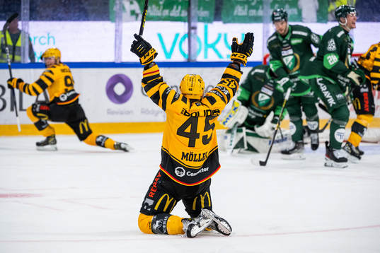 Skellefteås Oscar Möller jublar