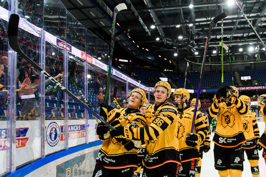 Skellefteås Rickard Hugg jublar med lagkamrater