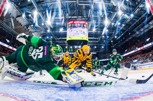 Färjestads målvakt Dennis Hildeby och Skellefteås Max