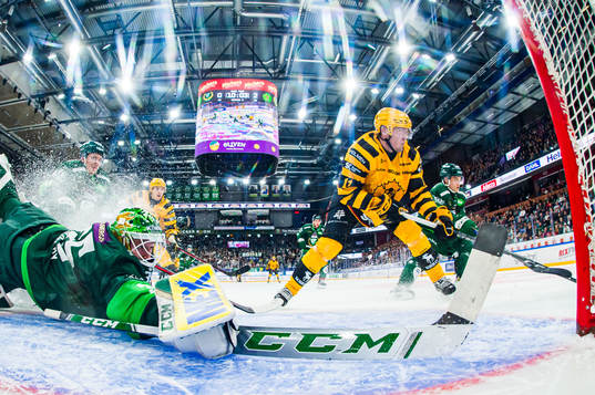 Färjestads målvakt Dennis Hildeby och Skellefteås Max