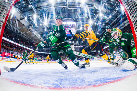 Färjestads Max Lindroth och målvakt Dennis Hildeby