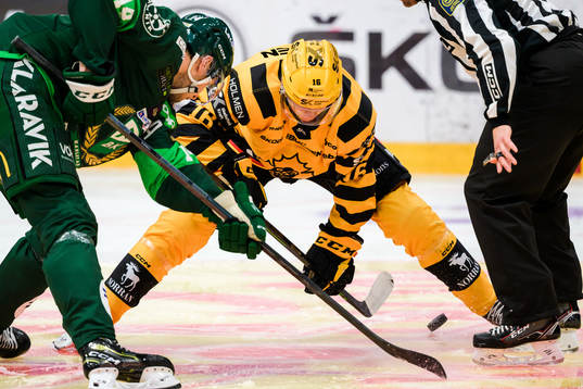 Färjestads Victor Ejdsell och Skellefteås Linus Lindström