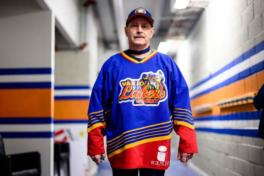 Växjösupporter med gammal matchtröja före