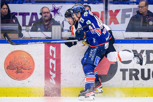 Brynäs Greg Scott blir tacklad av Växjös Ludvig Nilsson