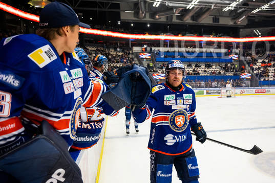 Växjös Erik Josefsson jublar