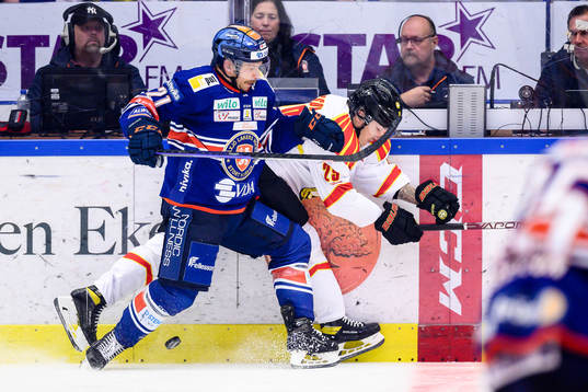 Växjös Brian Cooper tacklar Brynäs Oscar Birgersson