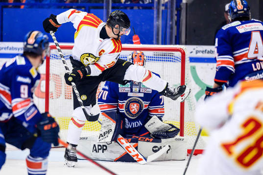 Brynäs Anton Rödin oroar framför Växjös målvakt Adam
