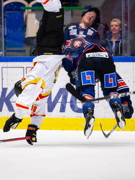 Brynäs David Sklenicka tacklas av Växjös Brian Cooper