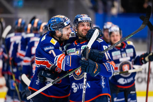 Växjös Hardy Häman Aktell och Amil Krupic jublar