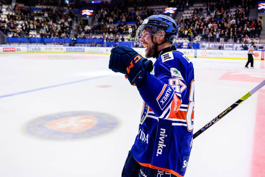 Växjös Robert Rosén jublar