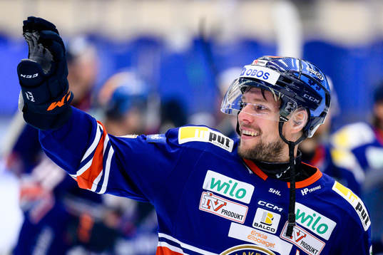 Växjös Robert Rosén jublar