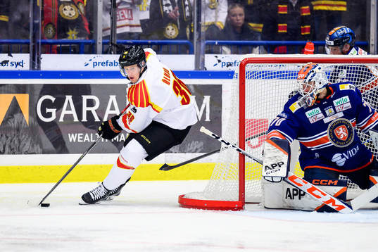 Brynäs Linus Ölund och Växjös målvakt Adam Åhman
