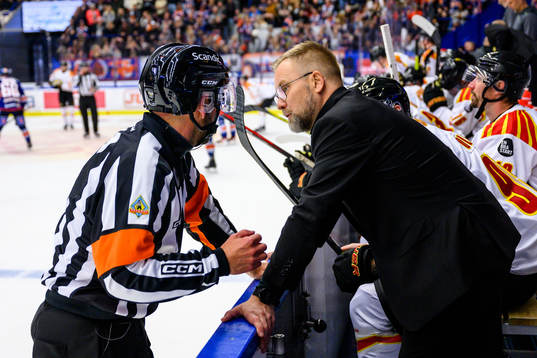 Domare Marcus Linde pratar med Brynäs tränare Mikko Manner